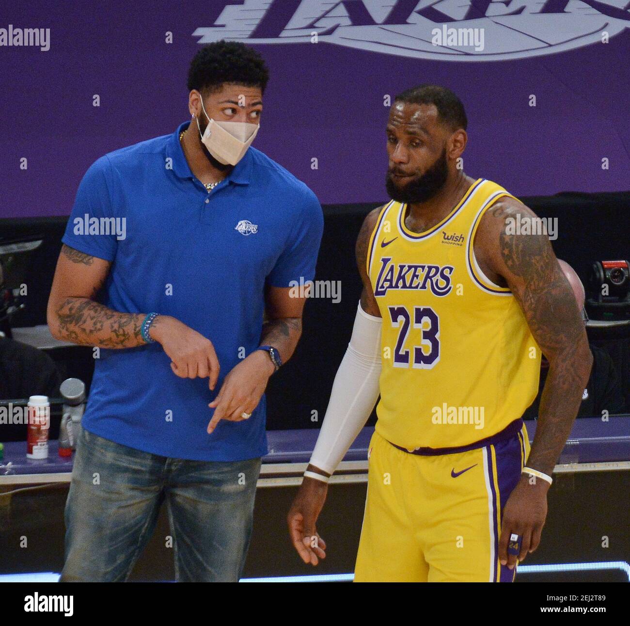 Los Angeles, Usa. Februar 2021, 20th. Los Angeles Lakers' Stürmer Anthony Davis geht über ein Spiel am Rande mit Teamkollege LeBron James während einer Pause im Spiel gegen die Miami Heat in der zweiten Hälfte der Lakers 96-94 Verlust im Staples Center in Los Angeles am Samstag, 20. Februar 2021. Lakers-Trainer Frank Vogel sagt, Davis werde wegen einer Kalbsverstauchung geschätzte vier Wochen verpassen. Davis verpasste vor kurzem ein paar Spiele wegen Achilles Tendinose. Foto von Jim Ruymen/UPI Kredit: UPI/Alamy Live Nachrichten Stockfoto