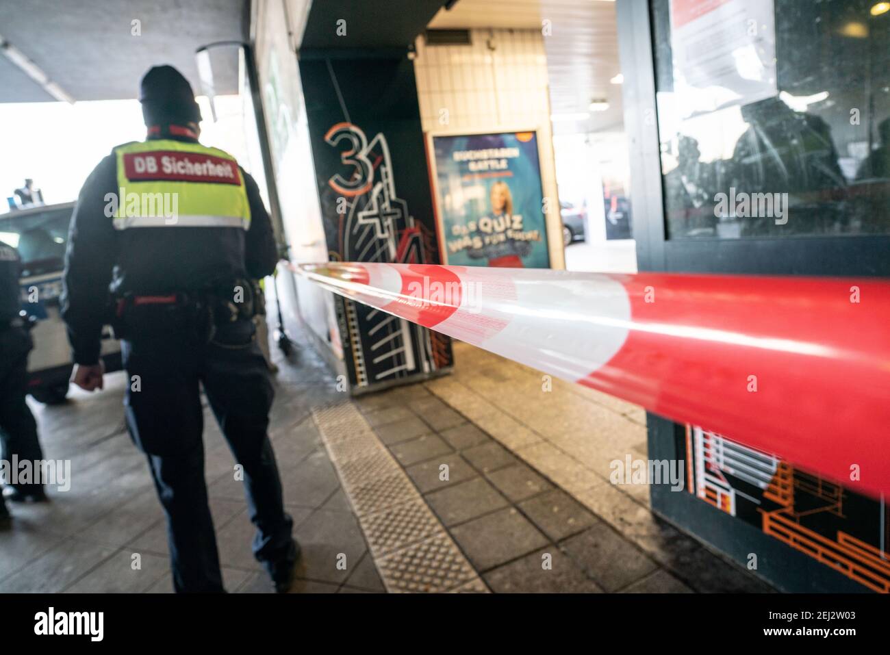 21. Februar 2021, Hessen, Frankfurt/Main: Am frühen Morgen sperrten Deutsche Bahn-Beamte den S-Bahnhof im Stadtteil Niederrad, der sich im Evakuierungsgebiet befindet, wegen einer geplanten Bombenentschärfung ab. Rund 4.500 Menschen sind von den Evakuierungsmaßnahmen betroffen. Die amerikanische 500-Kilogramm-Blindbombe wurde am Dienstag bei Bauarbeiten entdeckt. Foto: Frank Rumpenhorst/dpa Stockfoto