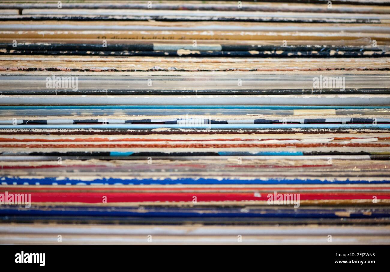 Stapel von Retro-LP-Platten zum Verkauf. Stockfoto