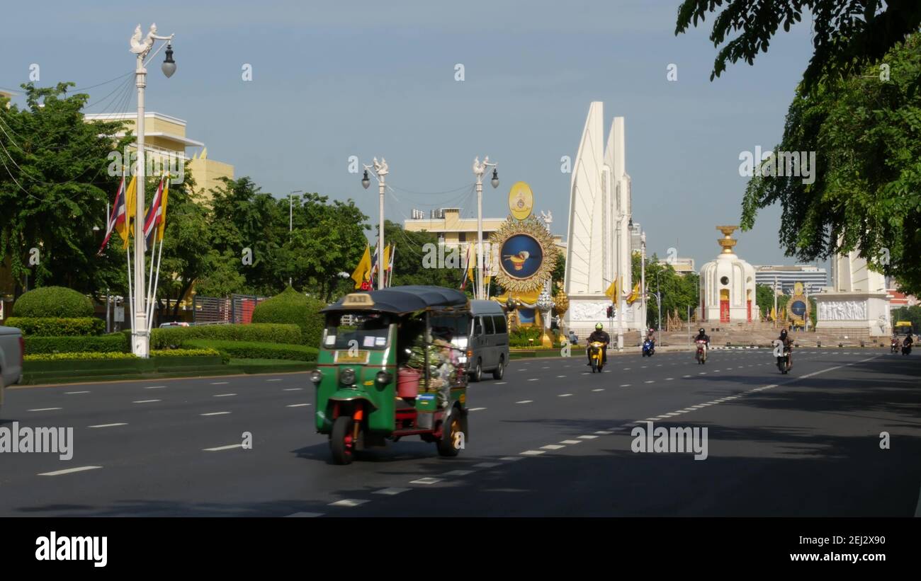 BANGKOK, THAILAND - 11. JULI, 2019: Rush Hour Verkehr in der Nähe von Democracy Monument in der Hauptstadt. Berühmtes asiatisches Wahrzeichen und Reiseziel. Demokratische und Stockfoto