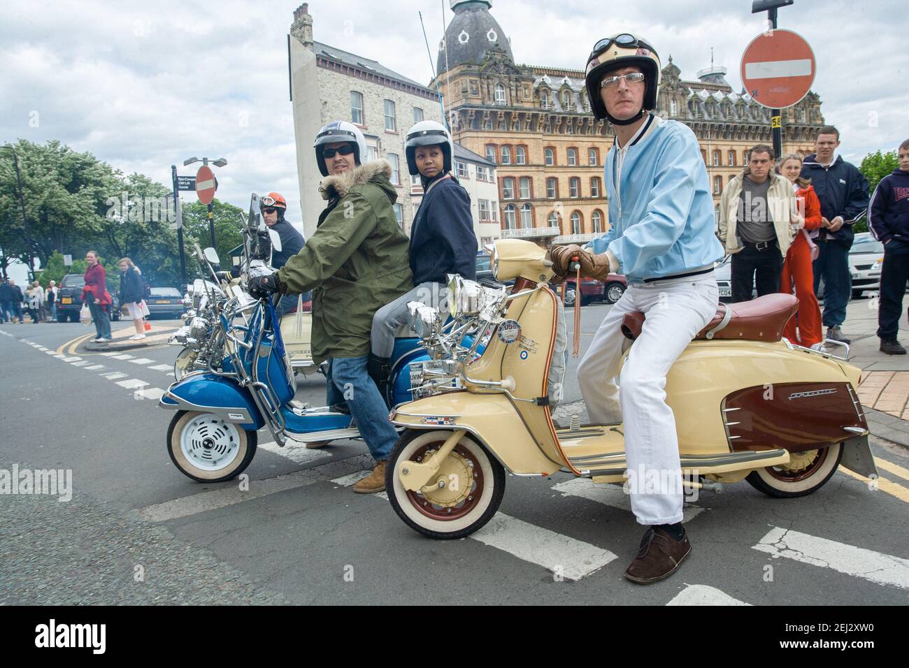 Scarborough, England.Mods mit Vespa und Lambretta Scooter beim traditionellen Feiertag in Scarborough, Großbritannien Stockfoto