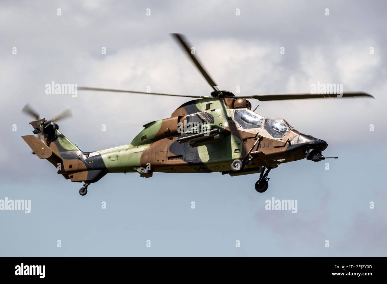 Französische Armee Eurocopter Airbus EC-665 Tiger Angriff Hubschrauber im Flug auf der Paris Air Show. Frankreich - 21. Juni 2019 Stockfoto