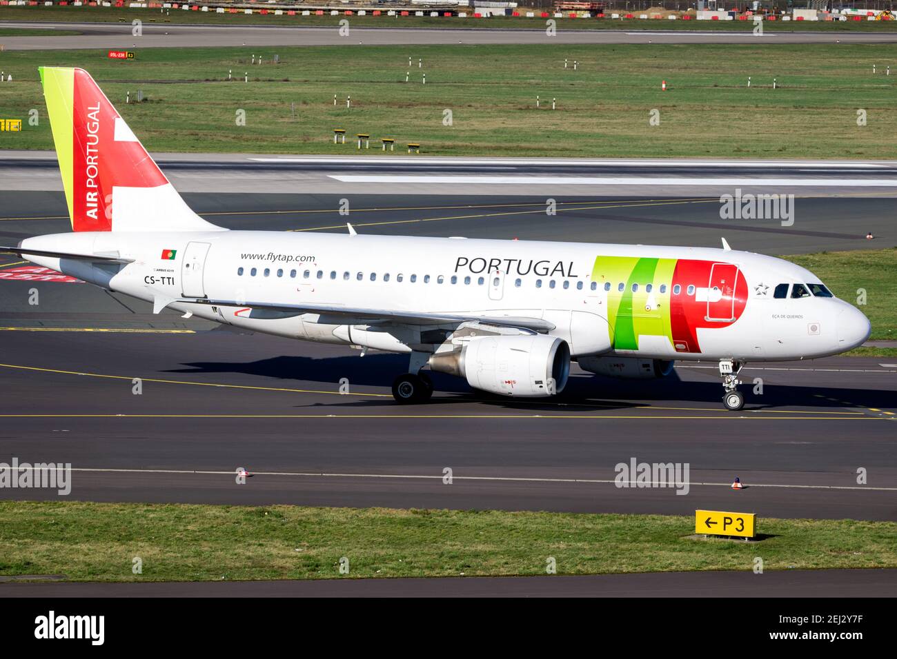 Airbus A319 von TAP Air Portugal Airlines rollt nach der Landung auf dem Flughafen Düsseldorf zum Gate. Deutschland - 7. Februar 2020 Stockfoto