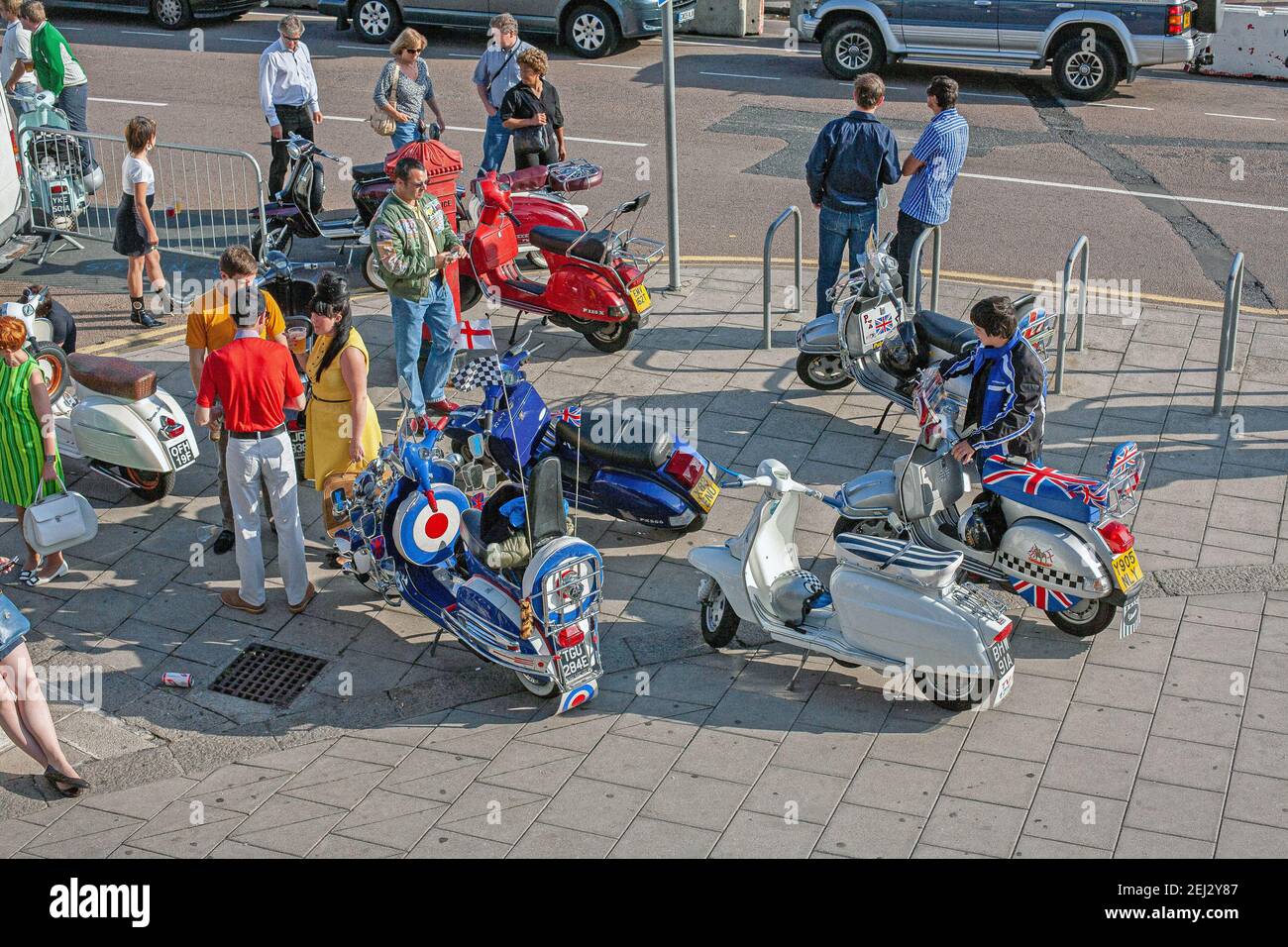 Brighton, England.Mods mit Vespa und Lambretta Roller auf der traditionellen Bankfeiertag in Brighton, Großbritannien Stockfoto