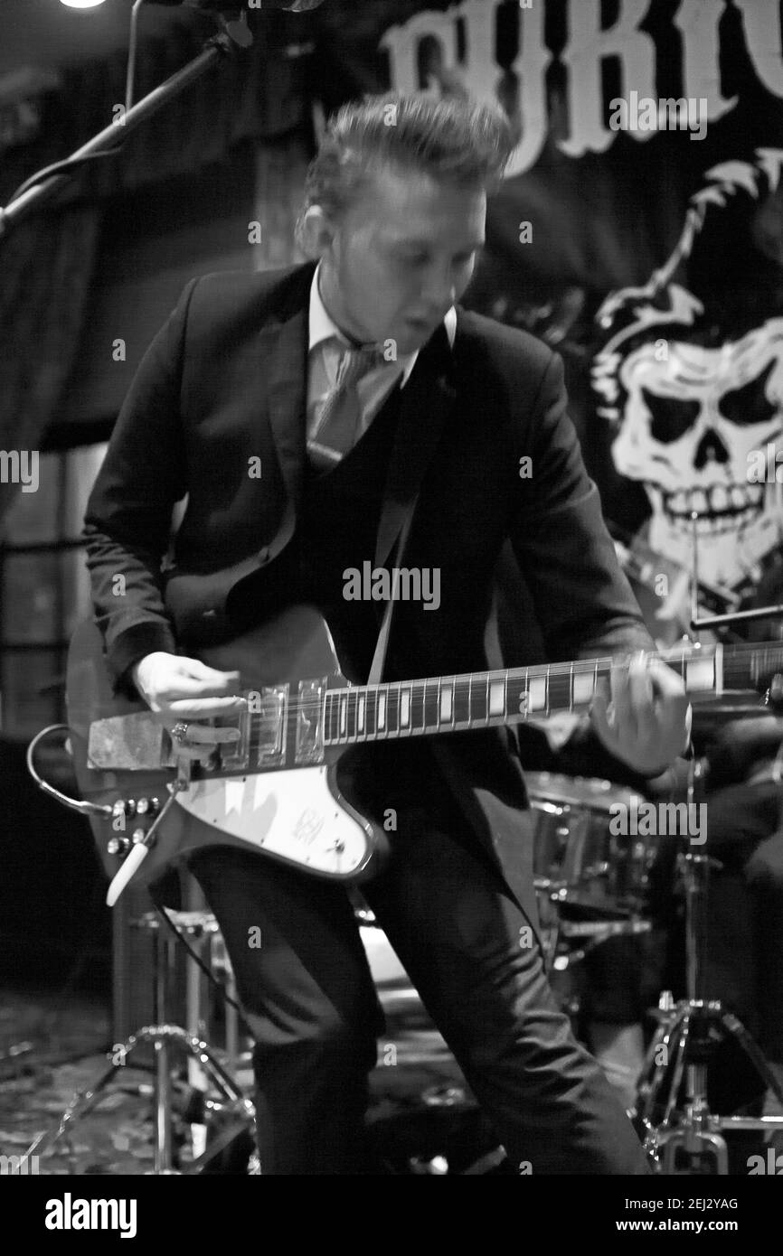 Teddy Boy spielt Elektrogitarre während des Konzerts in Pub, UK Stockfoto