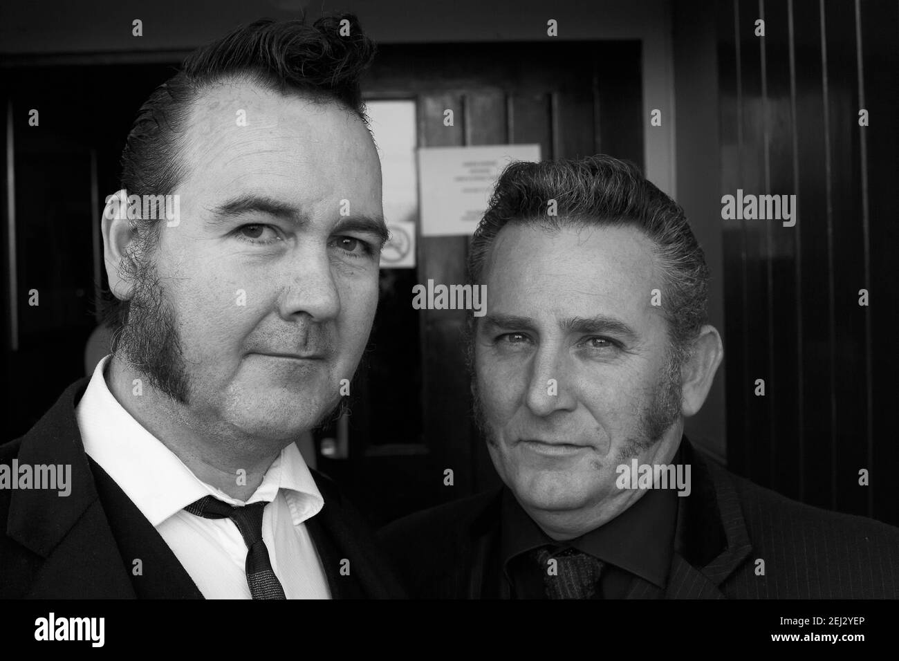Zwei Teddy Boys in einem Pub in Luton, Großbritannien Stockfoto