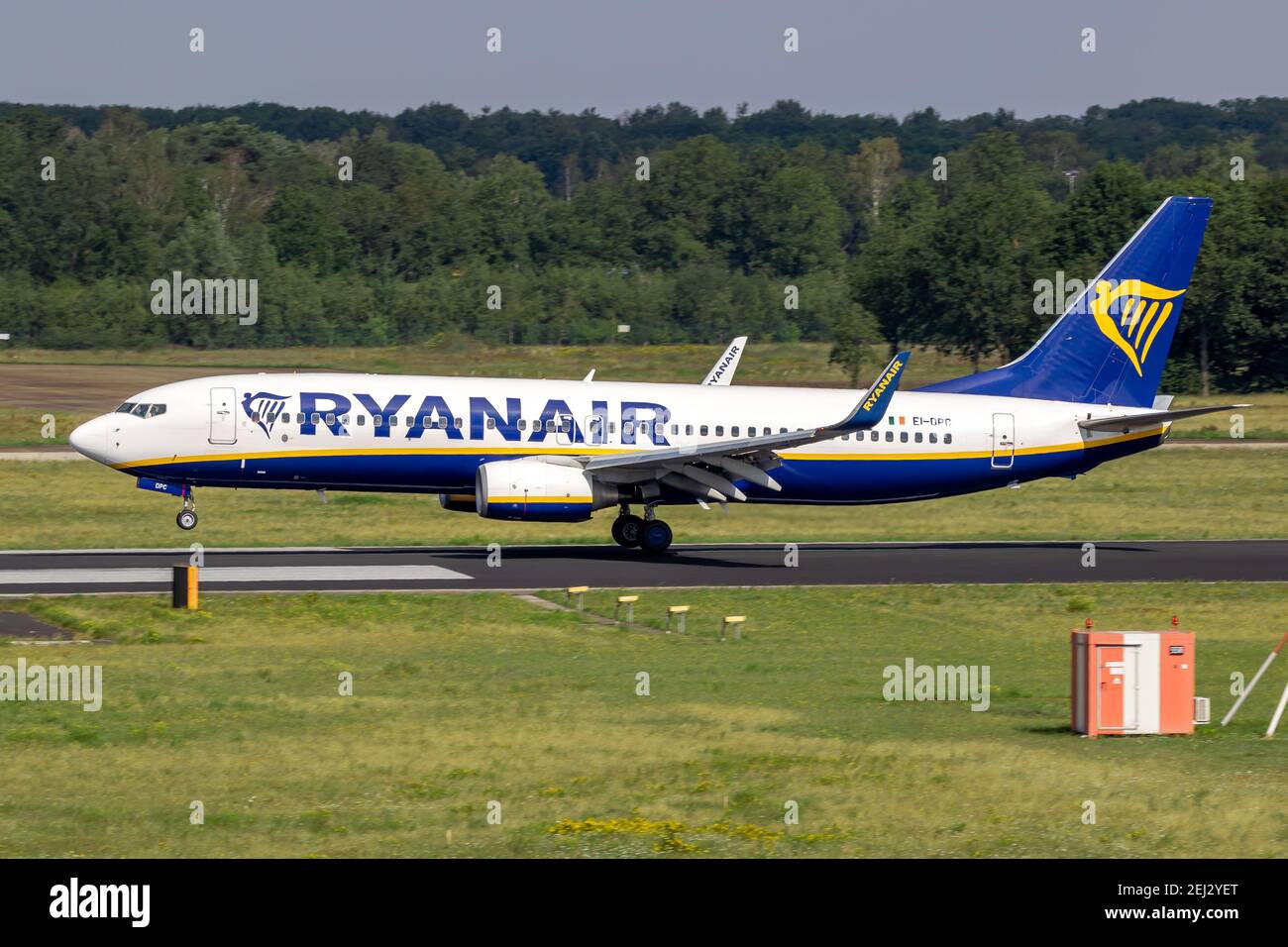Ryanair Boeing 737 Passagierjet Landung auf dem Flughafen Eindhoven. Niederlande - 2. Juli 2020 Stockfoto