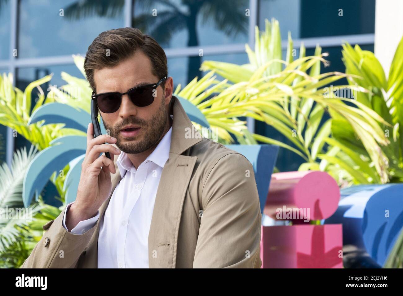JAMIE DORNAN IN BARB UND STAR GEHEN ZU VISTA DEL MAR (2021), REGIE JOSH GREENBAUM. Kredit: LIONSGATE / Album Stockfoto