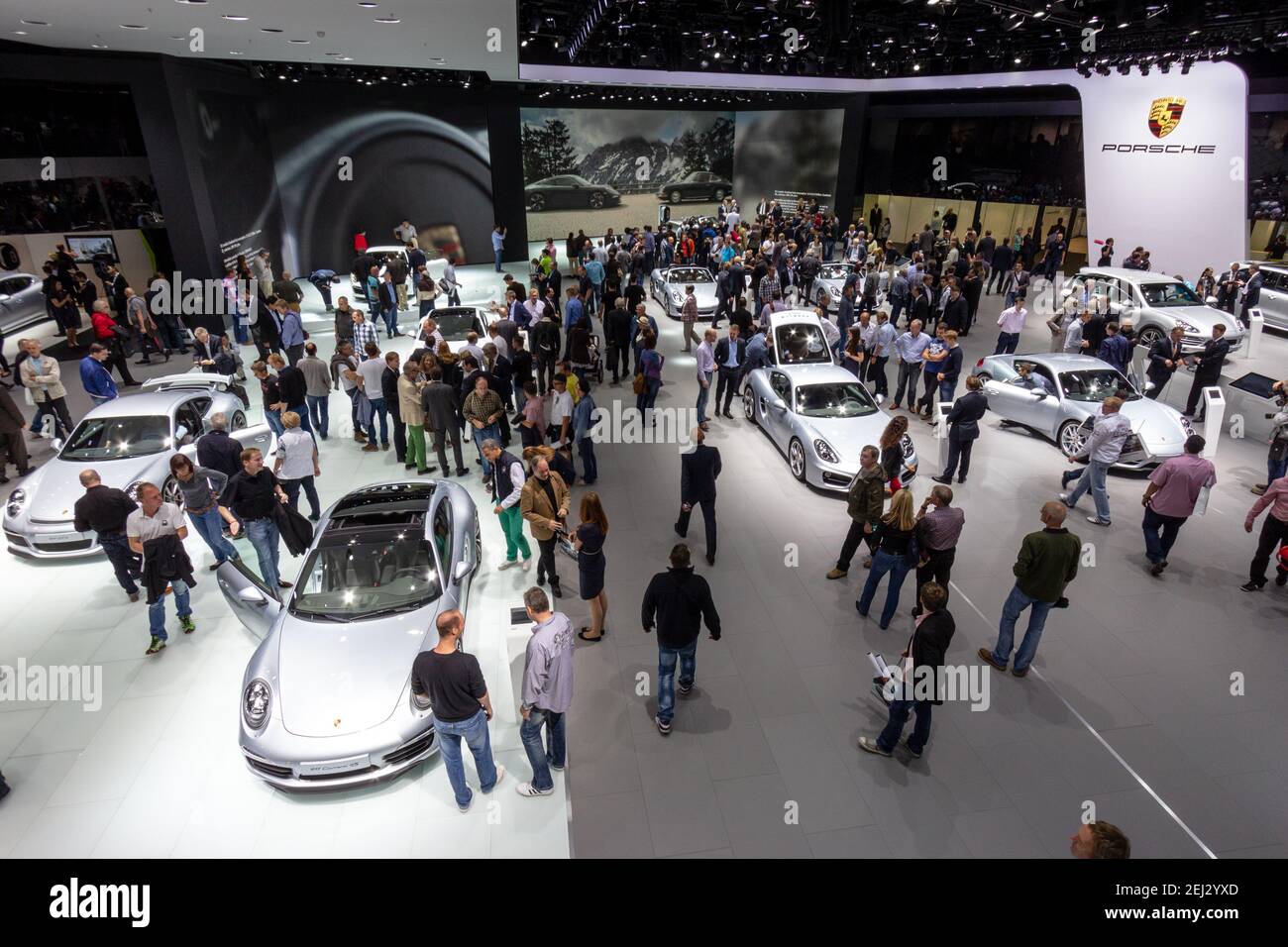 FRANKFURT, Deutschland - 13.September 2013: Messebesucher an der Porsche Stand mit den neuen Autos auf der Frankfurter IAA vorgestellt. Stockfoto