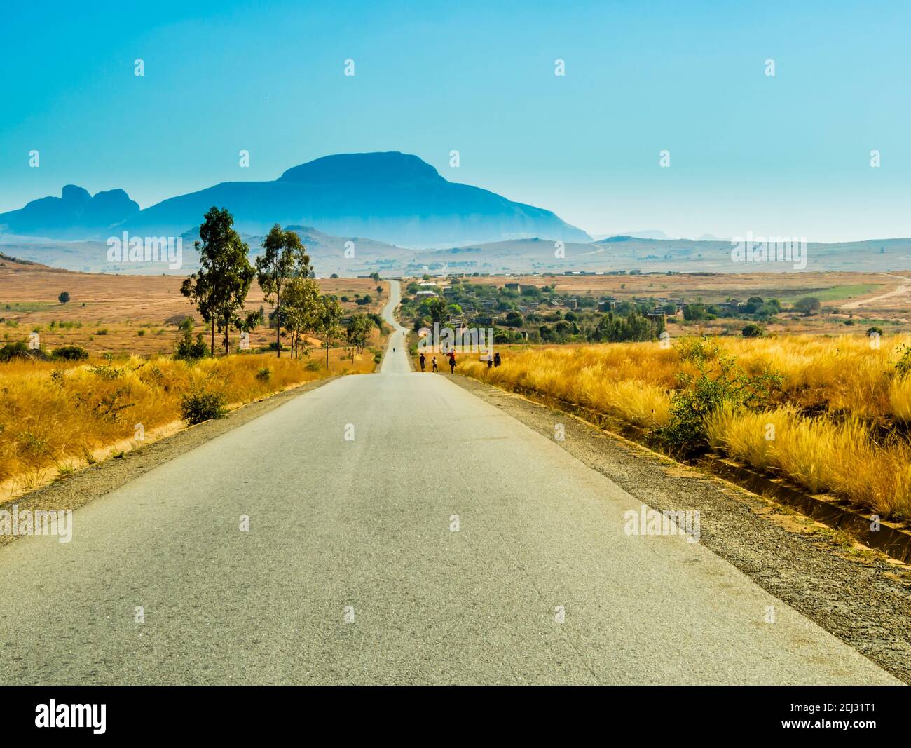 Atemberaubende Landschaft von Madagaskar, mit Route Nationale 7 (RN7) und berühmten Kardinalshut im Hintergrund, riesigen Granitberg, der Teil von Andringi bildet Stockfoto