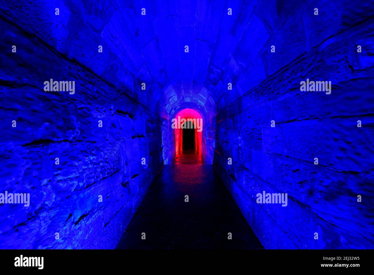 Ein Wasserüberlauftunnel aus einem See bei Temple Newsam in Leeds. Der Tunnel wurde mit einem RGB-Handlicht beleuchtet. Stockfoto