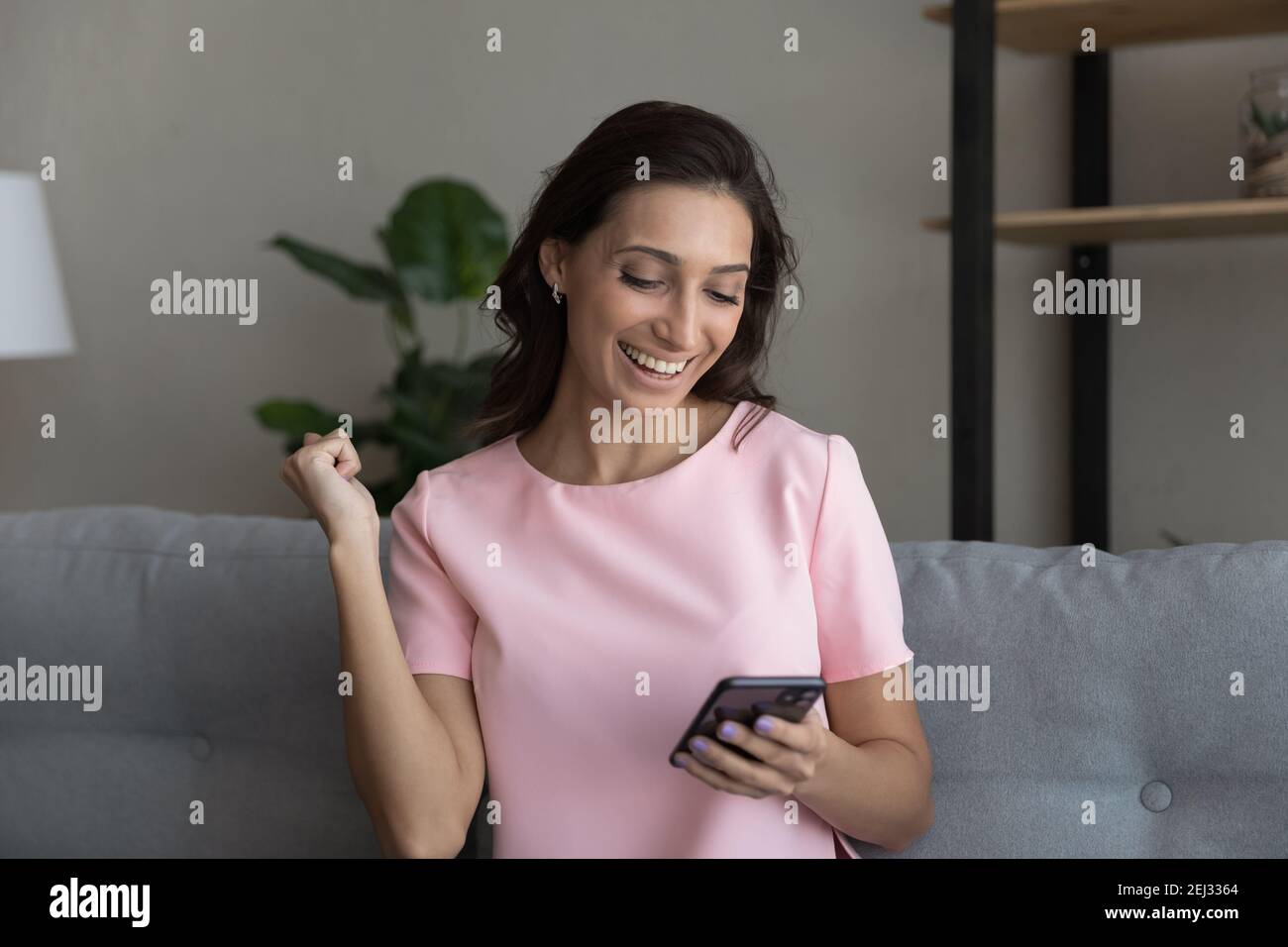 Aufgeregt arabischen weiblich suchen auf Telefonbildschirm erhalten gute E-Mail Stockfoto