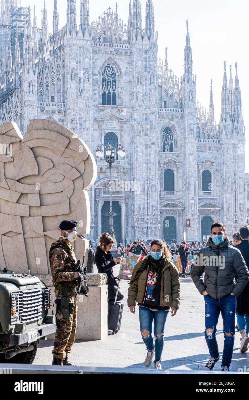 3/13/2021 - Mailand - Militär auf dem Piazza Duomo Tragen Sie Masken, um sich vor dem Coronavirus zu schützen COVID-19 (Mailand - 2020-02-24, Marco Passaro) PS das Foto kann in Übereinstimmung mit dem Kontext verwendet werden, in dem es aufgenommen wurde, Und ohne die diffamierende Absicht der Anstand der Menschen vertreten redaktionelle Nutzung nur (Foto von IPA/Sipa USA) Stockfoto