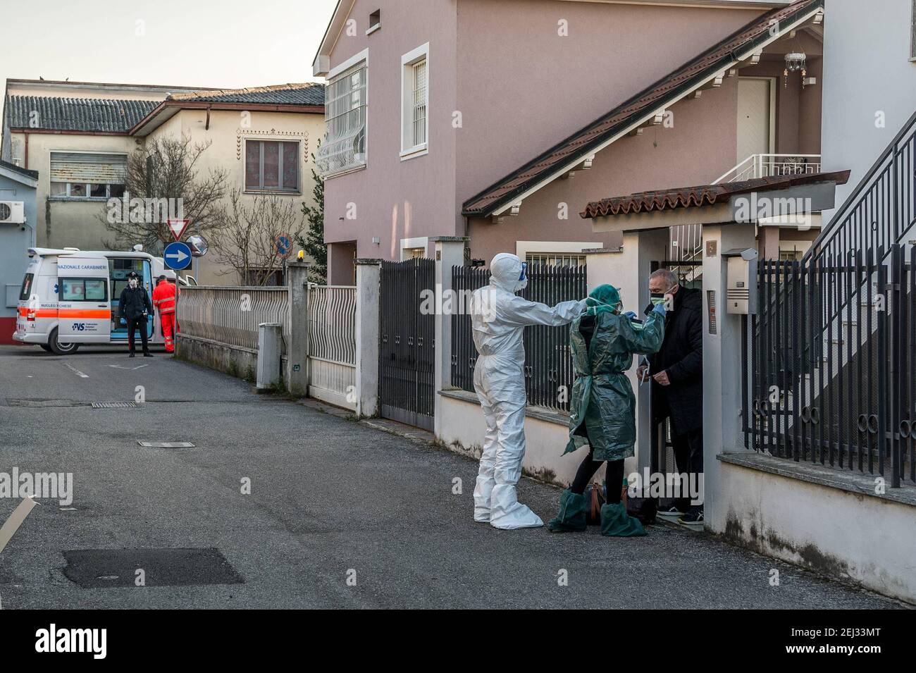 Reportage, Italien. März 2021, 13th. 3/13/2021 - Castiglione D'adda. Die NAS bringen die Eltern der infizierten Person in das Krankenhaus in Castiglione D'adda (Mailand - 2020-02-22, Carlo Cozzoli) ps das Foto kann in Übereinstimmung mit dem Kontext, in dem es aufgenommen wurde verwendet werden, Und ohne die diffamierende Absicht der Dekoration der Menschen vertreten redaktionelle Nutzung nur (Foto von IPA/Sipa USA) Quelle: SIPA USA/Alamy Live News Stockfoto