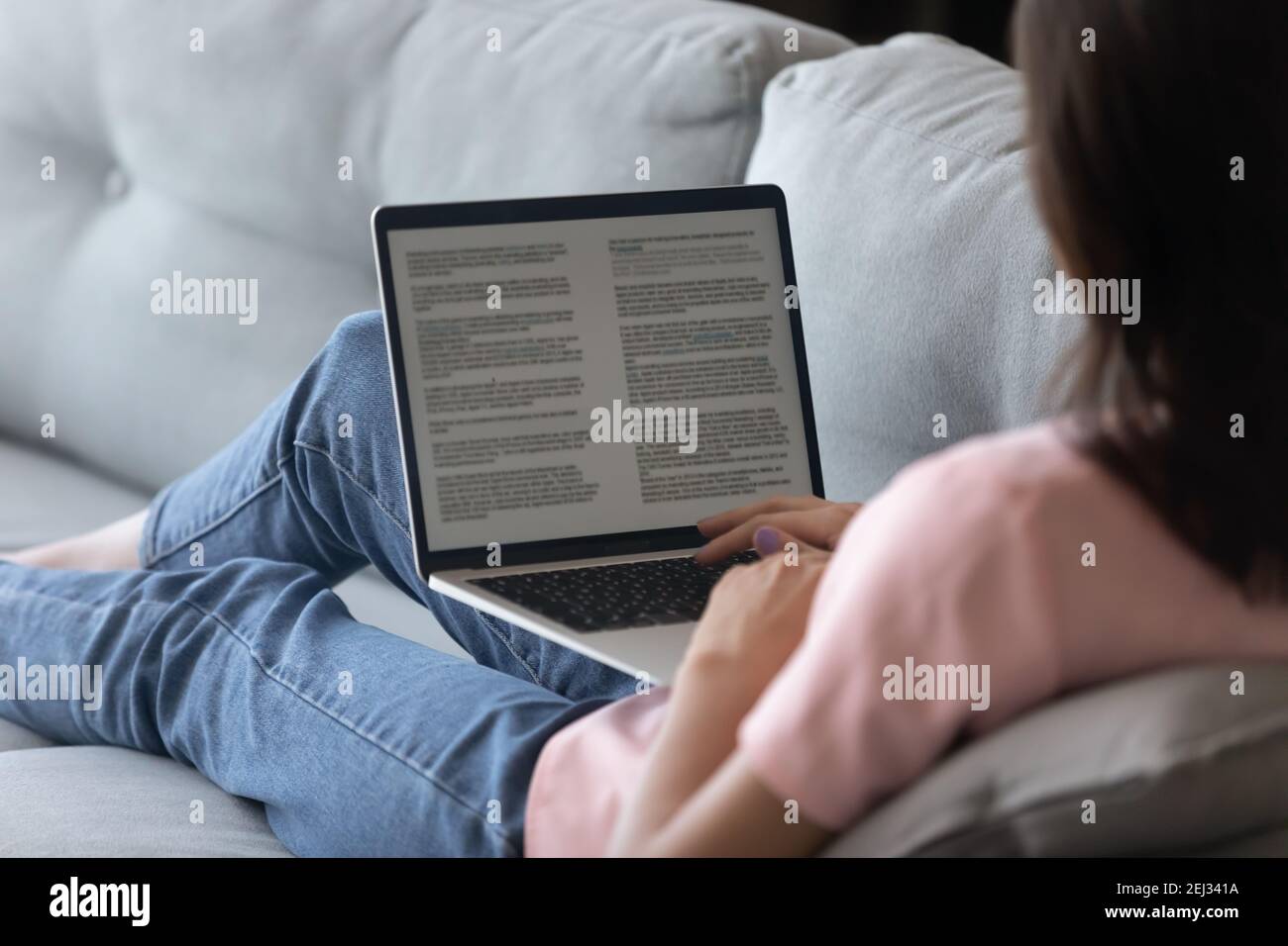 Junge Frau mit Laptop lesen elektronische Buch Arbeit mit Dokument Stockfoto