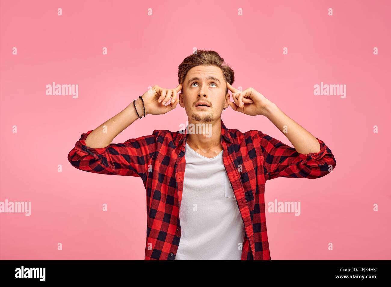 Fokussierter Mann mit den Fingern an seinen Schläfen, Emotion Stockfoto
