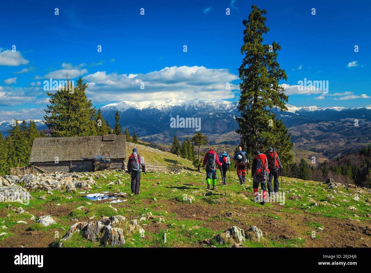 Müde Bergsteiger, die vom verschneiten Berg, Piatra Craiului Berge, Karpaten, Rumänien, Europa Stockfoto
