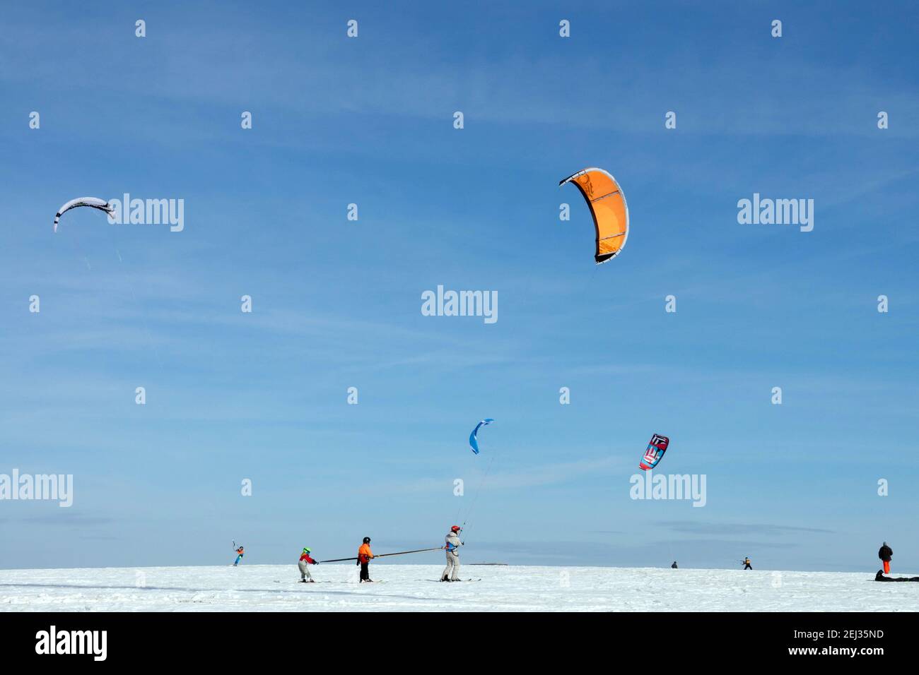 Familien-Kiteskiing Wintersport Snowkiten moderner gesunder Lebensstil, winterblauer Himmel Stockfoto