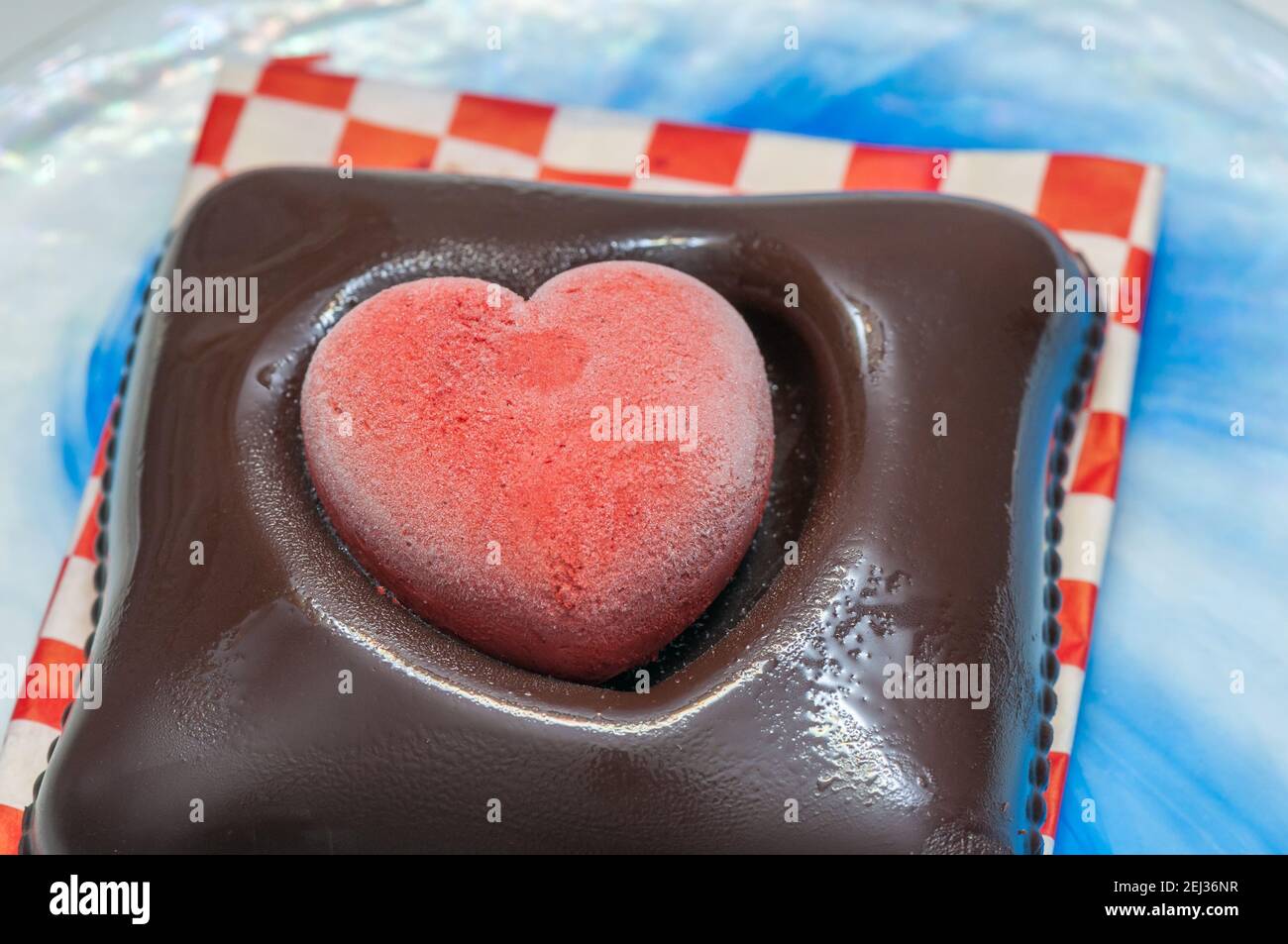 Veganes Eis zum valentinstag, Schokolade und Erdbeere, herzförmig, auf einer Glasplatte Stockfoto