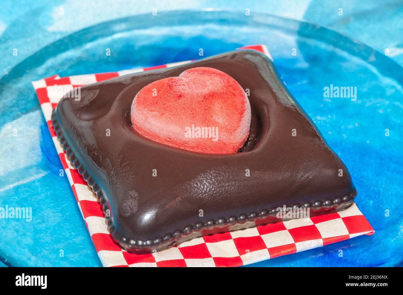 Veganes Eis zum valentinstag, Schokolade und Erdbeere, herzförmig, auf einer Glasplatte Stockfoto