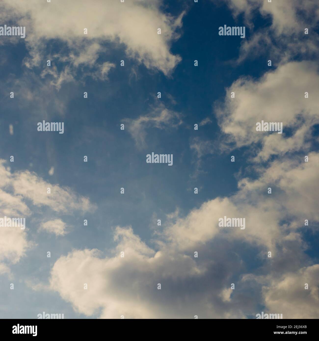 Blauer Himmel mit sonnigen weißen grauen Wolken Stockfoto