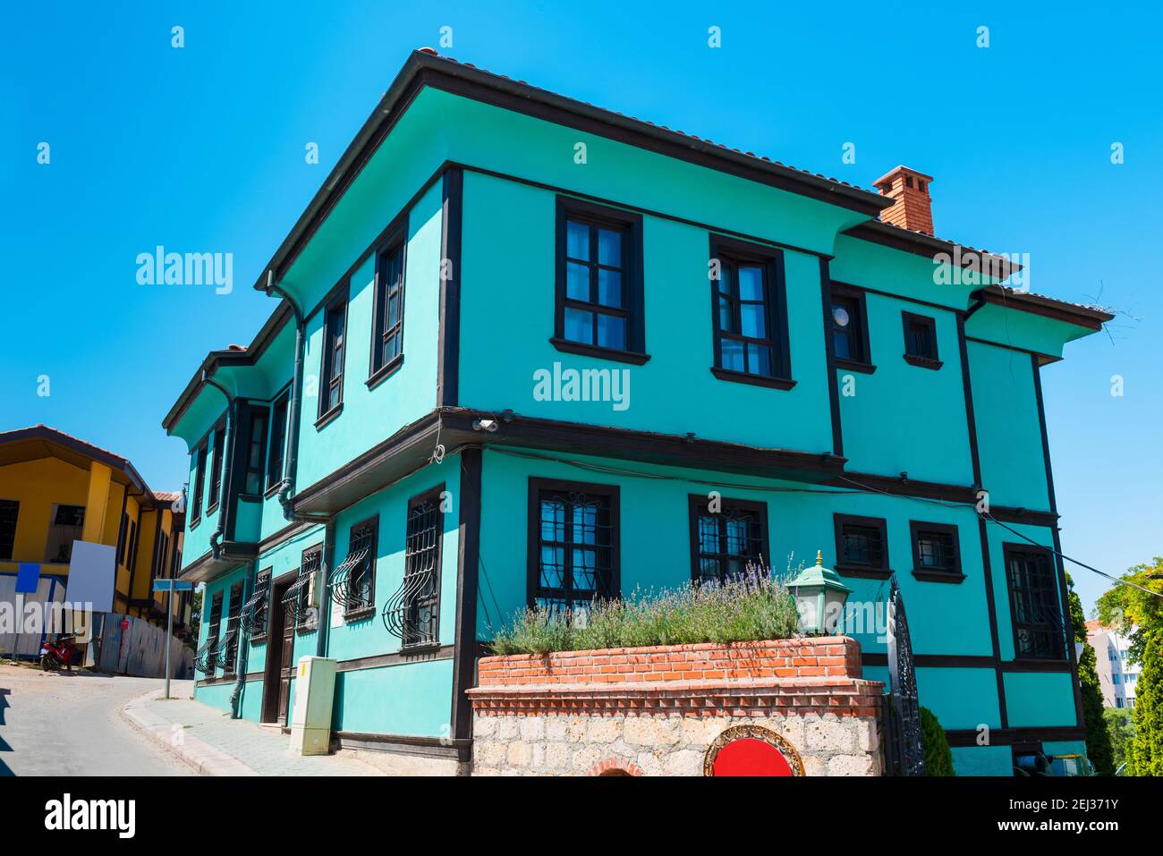 Bunte alte Häuser in Odunpazari. Schöner Blick auf die Straße in Odunpazari mit traditionellen historischen Häusern. Eskisehir, Türkei. Stockfoto