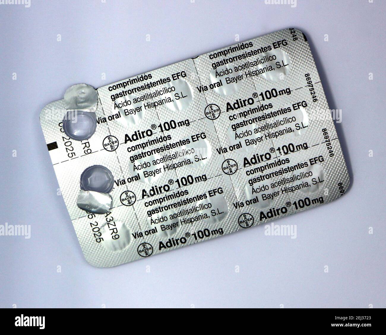 Foto von Bayer Adiro 100 mg Aspirin Medikationstabletten Teil gebrauchte  Folie und Plastikverpackung hält 15 Tabletten vor weißem Hintergrund  Stockfotografie - Alamy