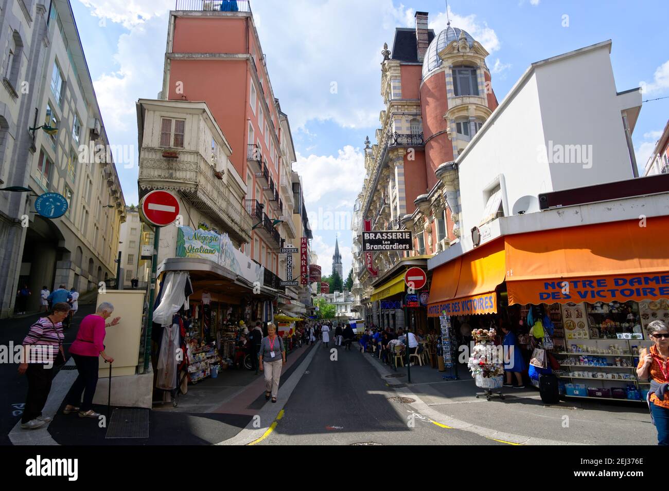 Lourdes, Frankreich - 05 2018. Pilger in den Straßen von Lourdes, Frankreich besuchen Souvenirläden und religiöse Gegenstände. Stockfoto