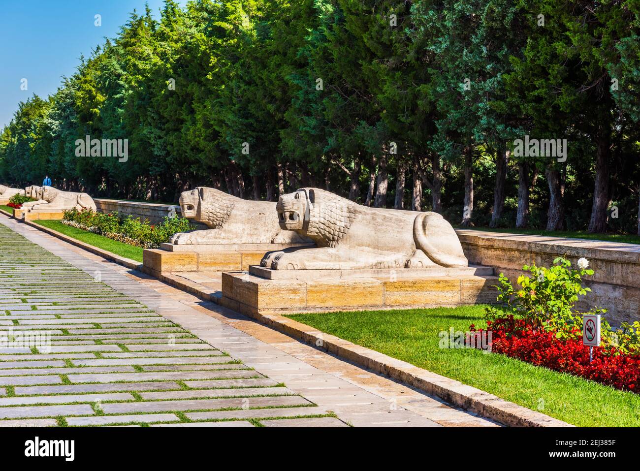 ANKARA, TÜRKEI - 3. SEPTEMBER 2020: Löwenstraße in ANITKABIR. Die Löwen Statuen auf der Straße. Ankara, Türkei. Stockfoto