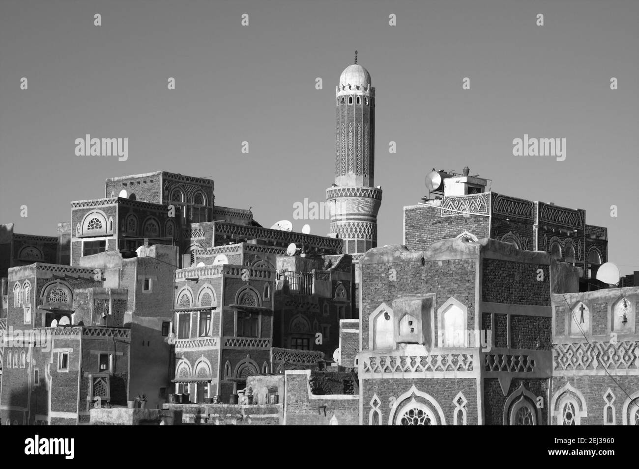 Monochromes, schwarz-weißes Bild der Altstadt in Sana’a, Jemen, aus dem Bab al Yaman Stockfoto