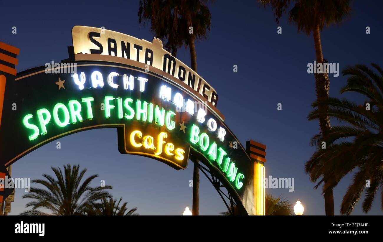 SANTA MONICA, LOS ANGELES CA USA - 19 DEC 2019: Das legendäre Vintage-Symbol im Sommer. Klassisches, beleuchtetes Retro-Schild am Pier. California Sommerzeit Aesthe Stockfoto