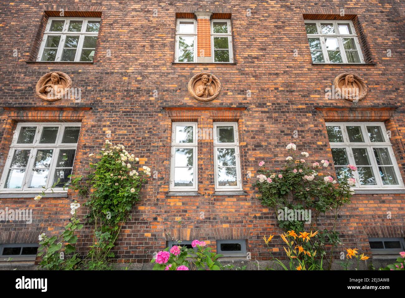 Kopfstatuen auf einem Gebäude an der Fassade in Kopenhagen, Dänemark Stockfoto