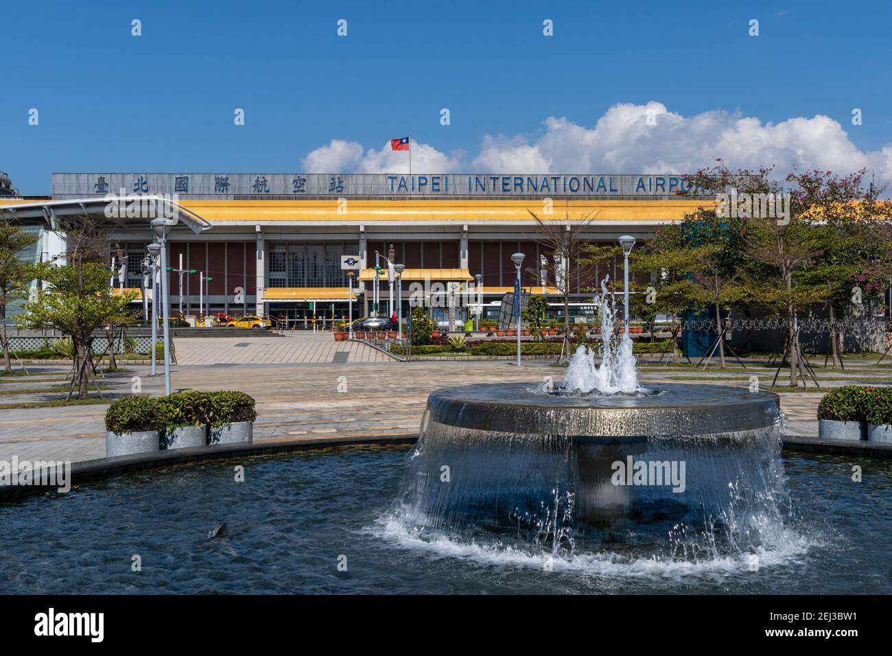 Außenansicht des Songshan Airport International Terminal, offiziell Taipei International Airport. Stockfoto