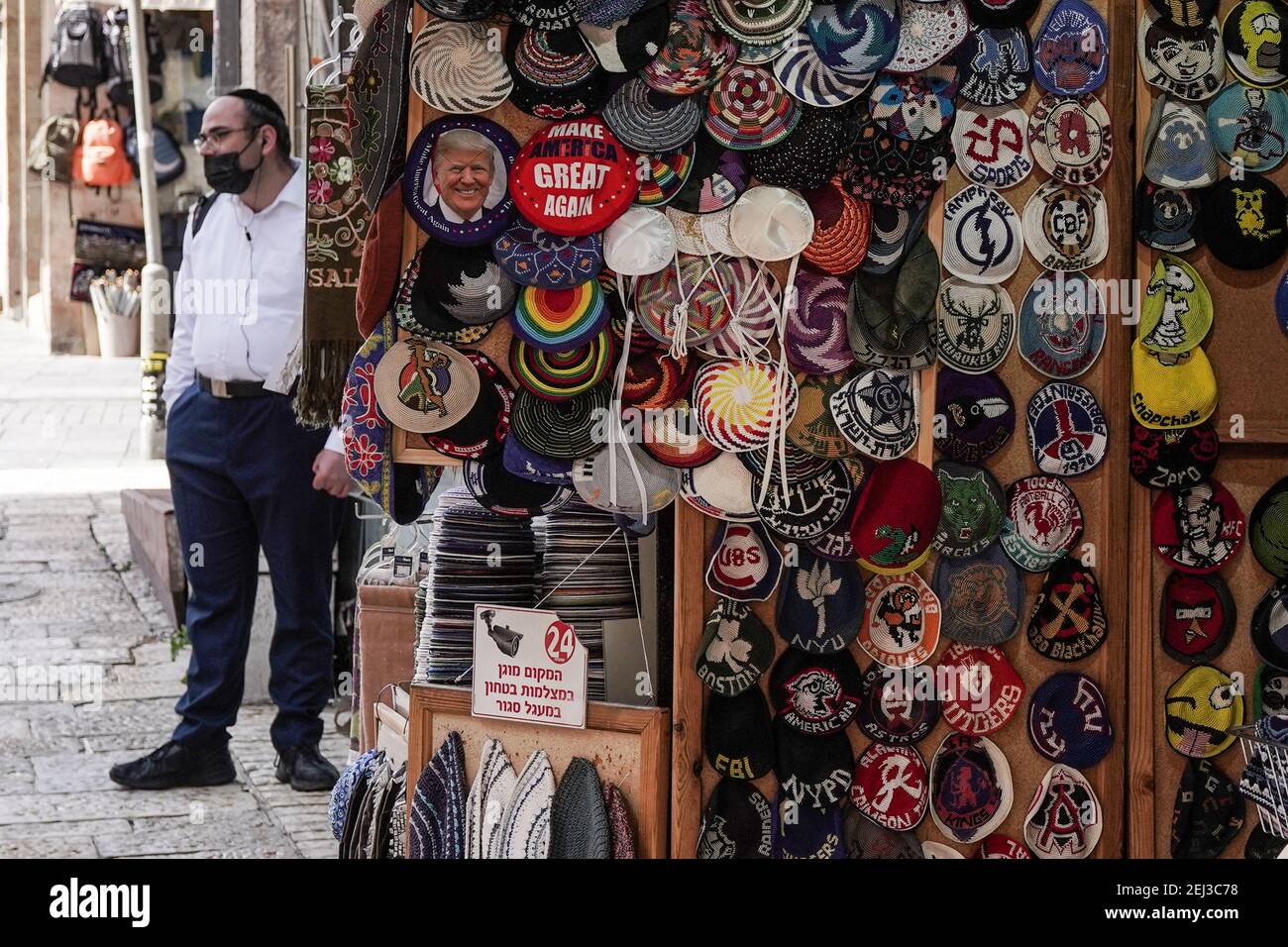 Jerusalem, Israel. Februar 2021, 21st. Setzen Vertrauen in die Effizienz der COVID-19-Impfstoffe und unter Druck vor den Wahlen vom 23rd. März 2021, löst die israelische Regierung Coronavirus-Beschränkungen, die Handel, Einkaufszentren, kulturelle Veranstaltungen, Hotels und Fitnessstudios mit einem weiteren Satz verwirrender Beschränkungen und Vorschriften eröffnen. Etwa 3 Millionen Israelis wurden mit einer zweiten Dosis des Pfizer BioNTech-Impfstoffs geimpft, da die Morbiditätsraten mit einer Positivitätsrate von 6,4% und einem R von 0,79 weiter zurückgehen. Kredit: Nir Alon/Alamy Live Nachrichten Stockfoto