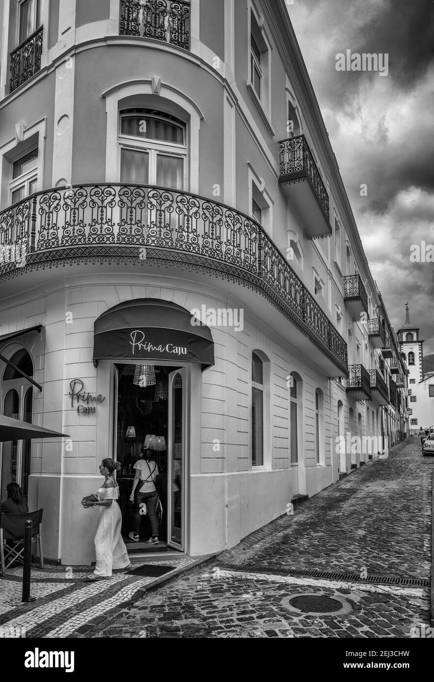 Funchal Straßenszene mit gepflasterten Straßen und Straßencafé Stockfoto