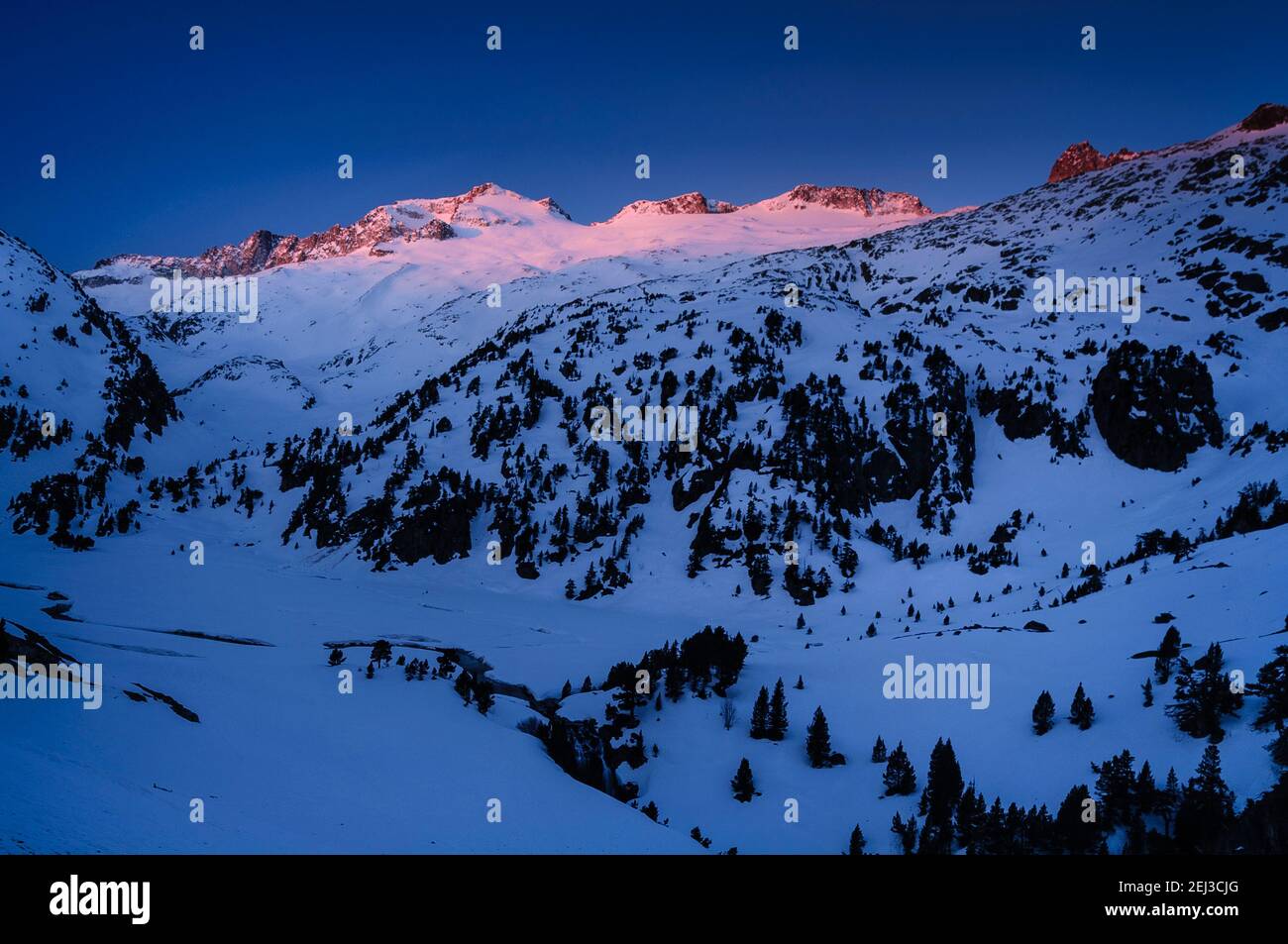 Wintersonnengang im Aneto-Gipfel und Maladetas-Massiv, vom Plan d'Aigualluts aus gesehen (Benasque-Tal, Pyrenäen, Spanien) Stockfoto