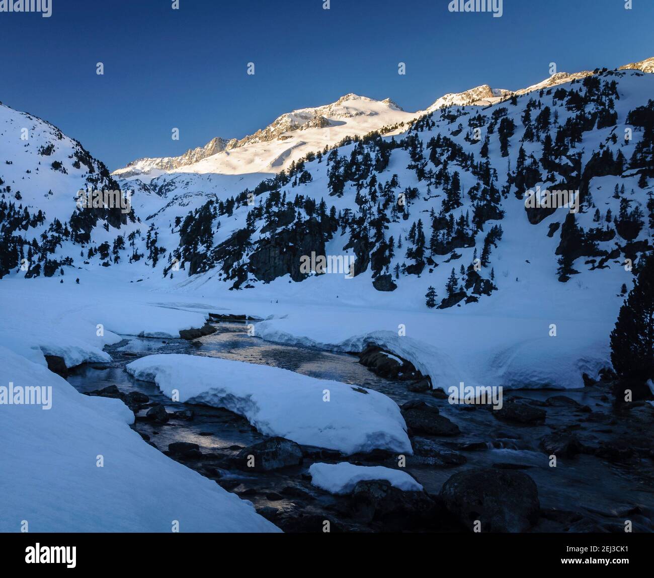 Wintersonnengang im Aneto-Gipfel und Maladetas-Massiv, vom Plan d'Aigualluts aus gesehen (Benasque-Tal, Pyrenäen, Spanien) Stockfoto