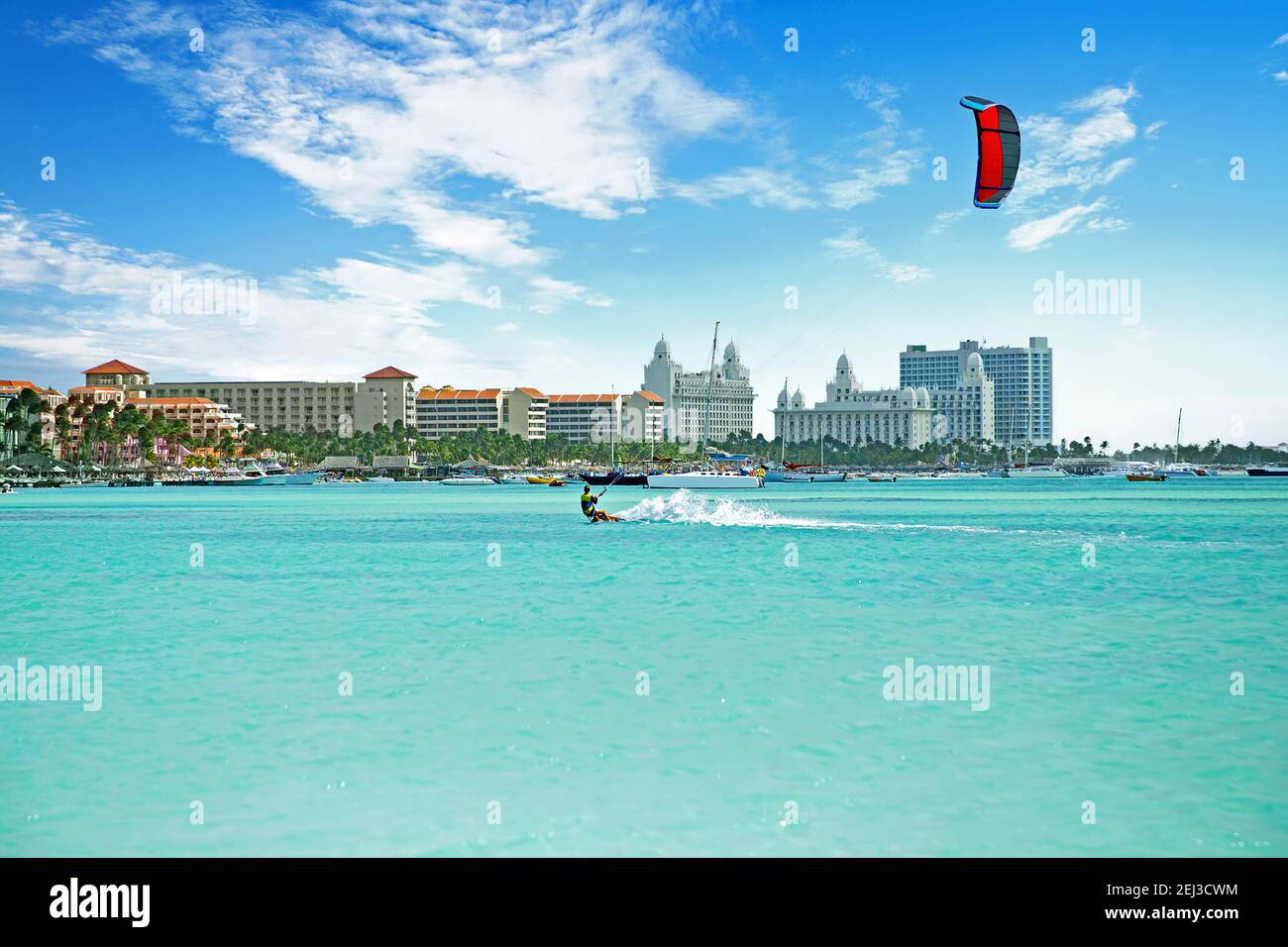 Kitesurfen am Palm Beach auf Aruba Insel in der Karibisches Meer Stockfoto