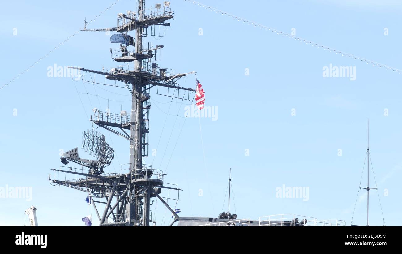 SAN DIEGO, CALIFORNIA USA - 4 JAN 2020: Radar der USS Midway Militärflugzeugträger, historisches Kriegsschiff. Marine-Armee Schlachtschiff mit amerikanischer Flagge. Ma Stockfoto