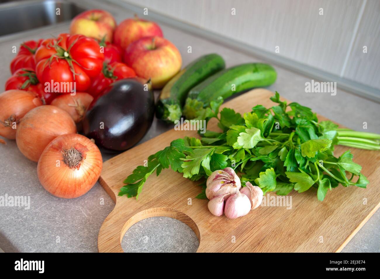 Verschiedene Obst und Gemüse auf Küchenschreibtisch Stockfoto