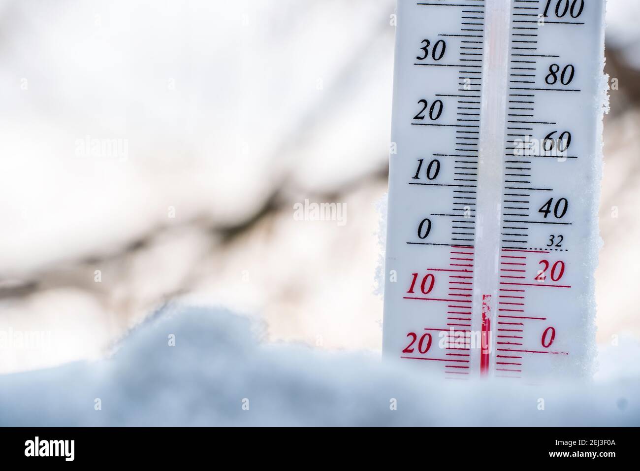 Das Thermometer liegt im Winter auf dem Schnee und zeigt eine negative  Temperatur. Meteorologische Bedingungen in einem rauen Klima im Winter mit  niedriger Luft und amb Stockfotografie - Alamy