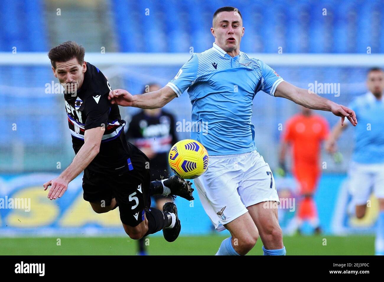 Adrien Silva von Sampdoria (L) fliegt nach einem Tackle mit Adam Marusic von Lazio (R) während der italienischen Meisterschaft Serie A Fußballspiel zwischen SS Lazio und UC Sampdoria am 20. Februar 2021 im Stadio Olimpico in Rom, Italien - Foto Federico Proietti / DPPI / LiveMedia Stockfoto