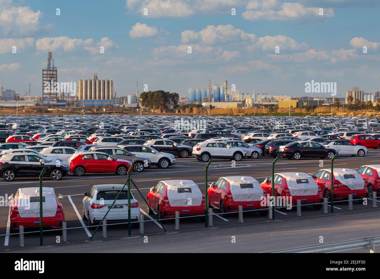 Import von neuen Autos zum Verkauf in einem Parkplatz Stockfoto