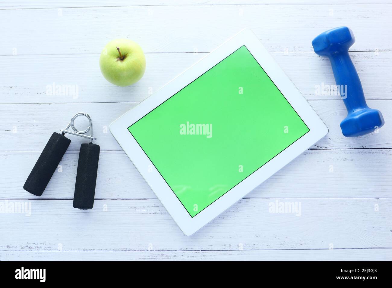 Digitales Tablet mit Sportausrüstung auf schwarzem Hintergrund Stockfoto