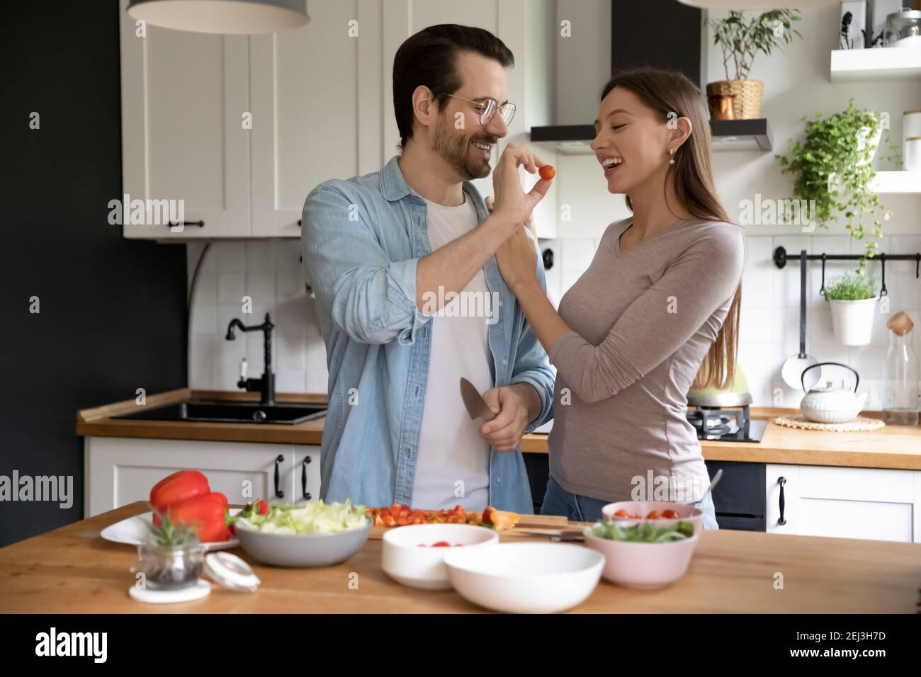 Überglücklich Paar haben Spaß Kochen gesunde Ernährung Salat Stockfoto