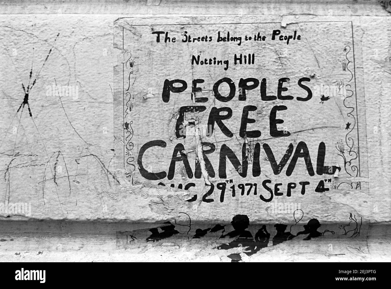 Großbritannien, West London, Notting Hill, 1973. Ein Plakat an der Wand eines Grundstücks: "Die Straßen gehören den Menschen - Volksfreier Karneval 1971. Stockfoto