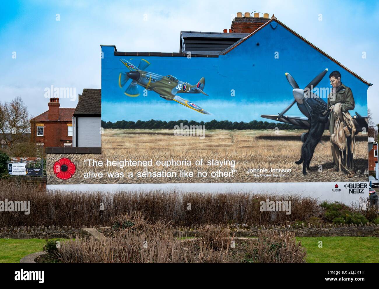 Loughborough, Leicestershire, Großbritannien. 21st. Februar 2021. Ein Wandgemälde an der Seite eines Gebäudes in Loughborough zeigt den legendären Air Vice Marshal James Edgar ‘Johnnie’ Johnson, der vor Ort geboren wurde. Das Kunstwerk ist eine Hommage an den Piloten der RAF Spitfire aus dem Zweiten Weltkrieg, besser bekannt als Johnnie Johnson, der während des Krieges mehr feindliche Flugzeuge abgeschossen hat als jeder andere alliierte Kampfflugzeuge und rund 700 Einsatzflugzeuge geflogen hat. Das von Buber Nebz gemalte Wandbild ist Teil des Ladybird Collective, das sich hinter mehreren Kunstwerken in Loughborough befindet. Kredit: Matt Limb/Alamy Live Nachrichten Stockfoto