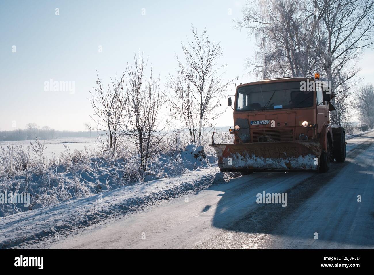 TYMOWA, POLEN - 31. JANUAR 2021. LKW mit Pflug befreit die Straße von Schnee. Stockfoto