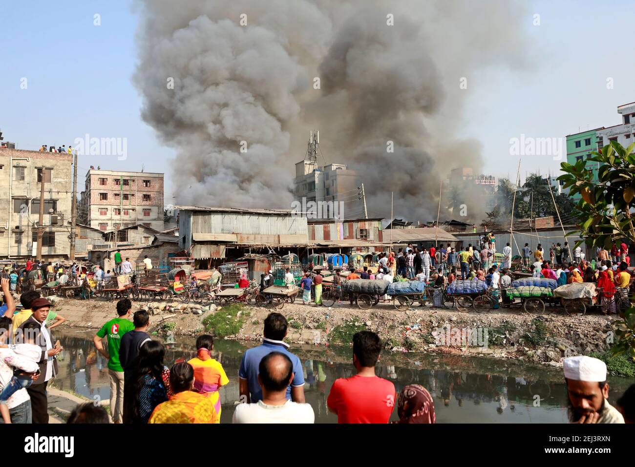 Dhaka, Bangladesch - 21. Februar 2021: Am Sonntagnachmittag brach im Slum der Comilla Patti im Maniknagar der Hauptstadt ein Feuer aus, das den größten Teil davon auslöste Stockfoto