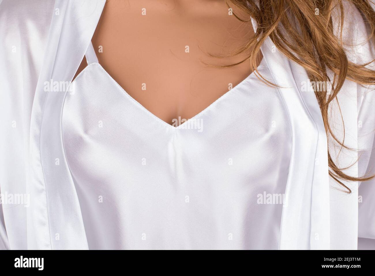 Nahaufnahme einer Frau in weißer Seide Shirt mit einem Hemd die gleiche materia Stockfoto